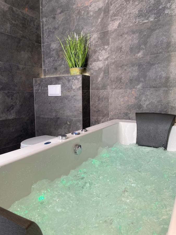 Apartament Bialy Z Jacuzzi Krakau Exterior foto